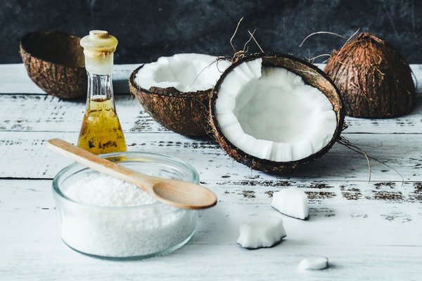 Quelle est la meilleure méthode pour appliquer de l'huile de noix de coco sur les cheveux pour maximiser ses bienfaits ?