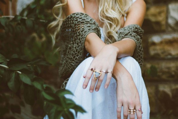 Comment choisir des bracelets manchettes pour un look boho chic?